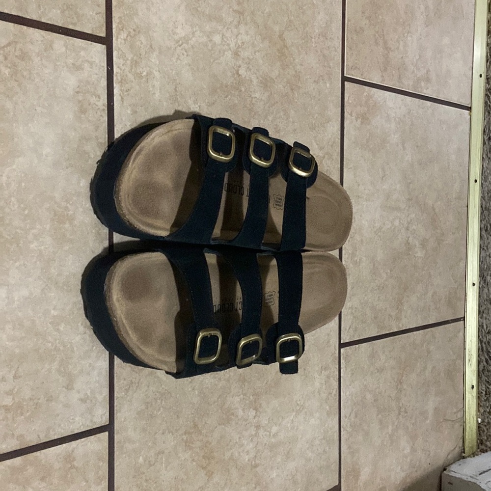 Black plateform sandals from Amazon by Project Clouf brand.